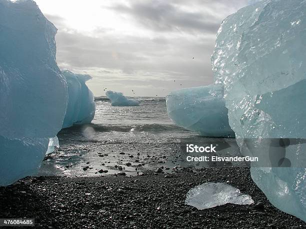 Iceberg Sulla Sabbia Nera Di Jokulsarlon - Fotografie stock e altre immagini di Acqua - Acqua, Ambientazione esterna, Blu