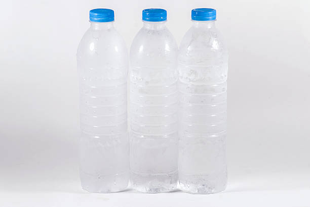 image de l'eau minérale en bouteille sur un arrière-plan blanc - brand named water photos et images de collection