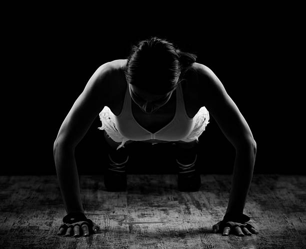 esportiva fazer exercícios difíceis - human muscle body building exercising black and white - fotografias e filmes do acervo
