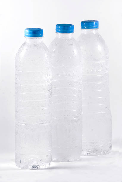 imagem stock de água purificada frasco sobre fundo branco - brand named water imagens e fotografias de stock