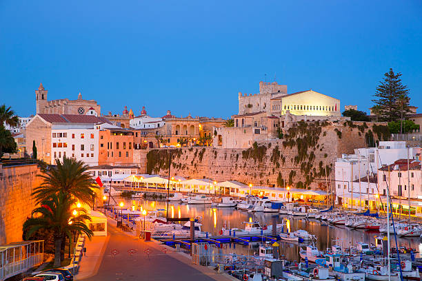 ciudadela menorca puerto deportivo atardecer town hall y la catedral - islas baleares fotografías e imágenes de stock