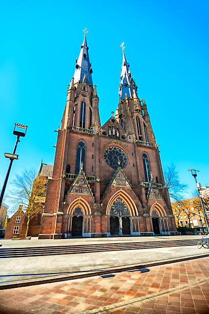 torres, stadskerk catedral de st cathrien, eindhoven, países baixos - architecture brick cathedral christianity imagens e fotografias de stock