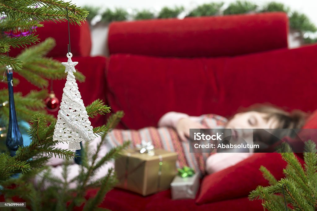 Rapariga engraçada dormir, Árvore de Natal e presentes, a Europa - Royalty-free Ano novo Foto de stock