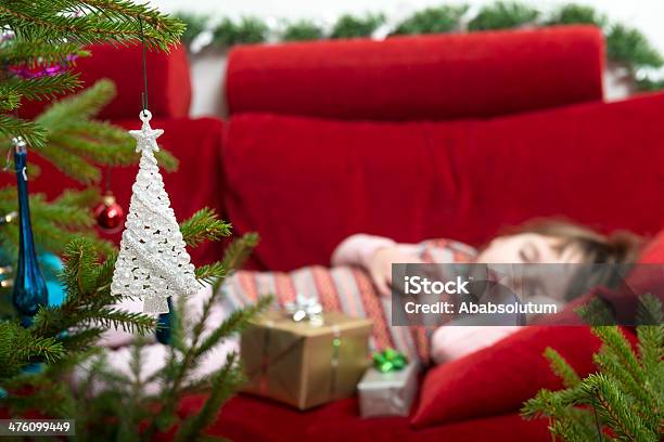 Foto de Linda Menina Dormindo Árvore De Natal E Apresenta A Europa e mais fotos de stock de Ano novo