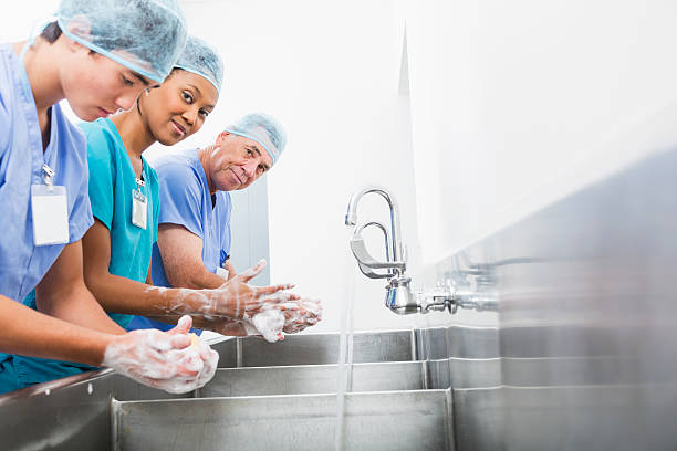 cirujanos de lavado de manos - scrubbing up fotografías e imágenes de stock