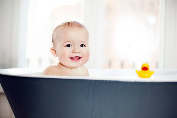 prendre un bain de bébé - male animal duck water cleaning photos et images de collection
