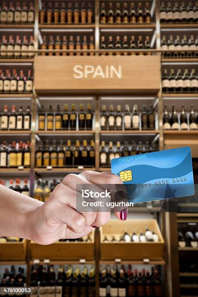 Tarjeta De Crédito Foto de stock y más banco de imágenes de Agarrar - Agarrar, Bebida, Bebida alcohólica