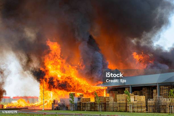 Transportpalette Fabrik Brennen In Industrial Area Stockfoto und mehr Bilder von Feuer - Feuer, Lagerhalle, Fabrik