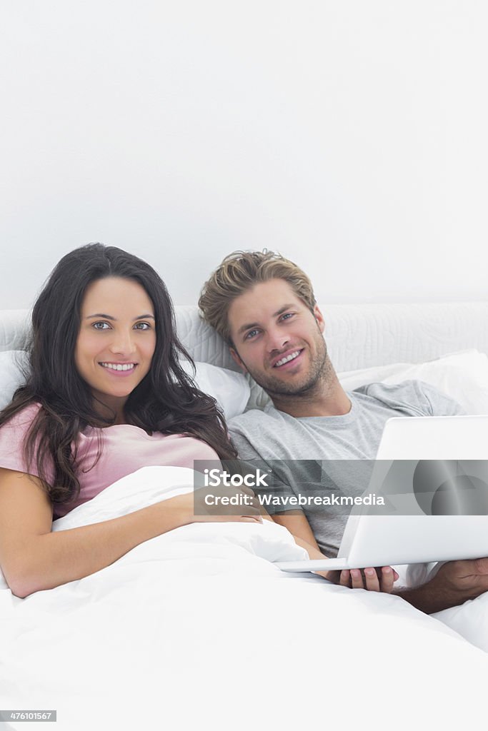 Paar mit einem laptop im Bett - Lizenzfrei Behaglich Stock-Foto