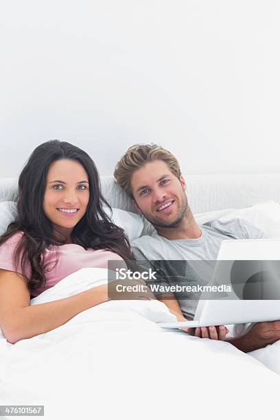 Paar Mit Einem Laptop Im Bett Stockfoto und mehr Bilder von Behaglich - Behaglich, Bett, Bettdecke