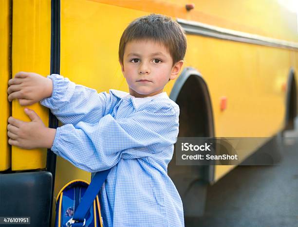34 Лет Дети В Школьный Автобус Спереди — стоковые фотографии и другие картинки 2-3 года - 2-3 года, 4-5 лет, Автобус