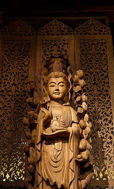 guan yin sculpture sur bois - guan yin photos et images de collection