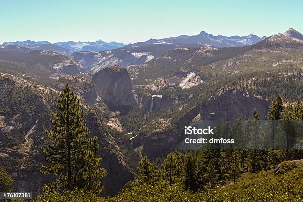 Vale Yosemite Califórnia - Fotografias de stock e mais imagens de Ao Ar Livre - Ao Ar Livre, Azul, Cadeia de Montanhas
