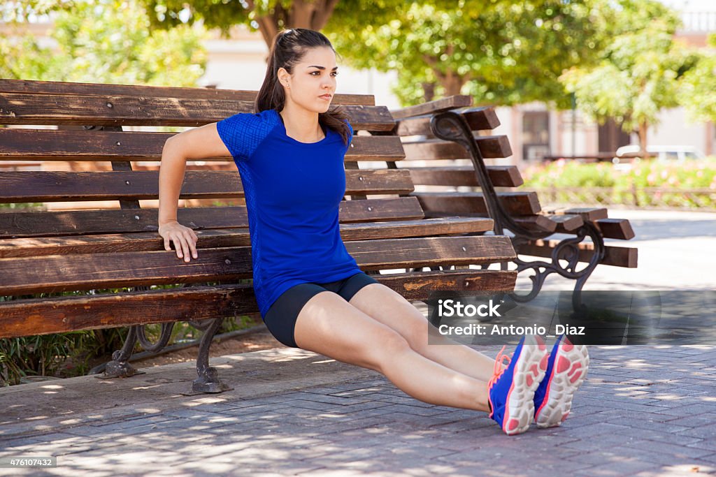 Trizeps dips auf einem park bench - Lizenzfrei 2015 Stock-Foto