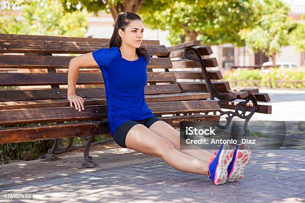 Trizeps Dips Auf Einem Park Bench Stockfoto und mehr Bilder von 2015 - 2015, Aktiver Lebensstil, Aktivitäten und Sport