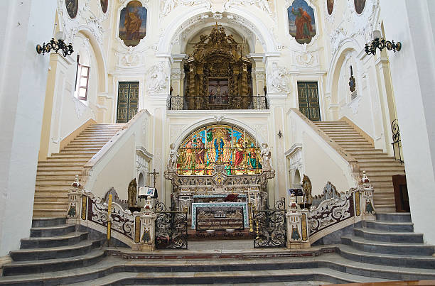 igreja-mãe da st. pietro. putignano. puglia. itália. - saint peter crucifixion - fotografias e filmes do acervo