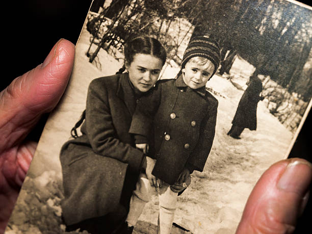 mani tenendo un bianco e nero foto di famiglia - family tree family photograph photography foto e immagini stock