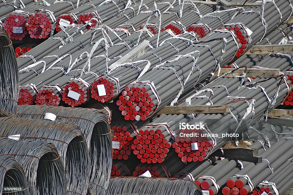 Rollo de cable de acero y tuberías - Foto de stock de Acero libre de derechos