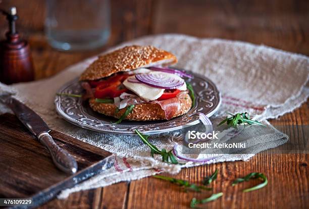 Szynka Serem Warzywami Sandwich Board - zdjęcia stockowe i więcej obrazów Kanapka - Kanapka, Niebieski, Restauracja