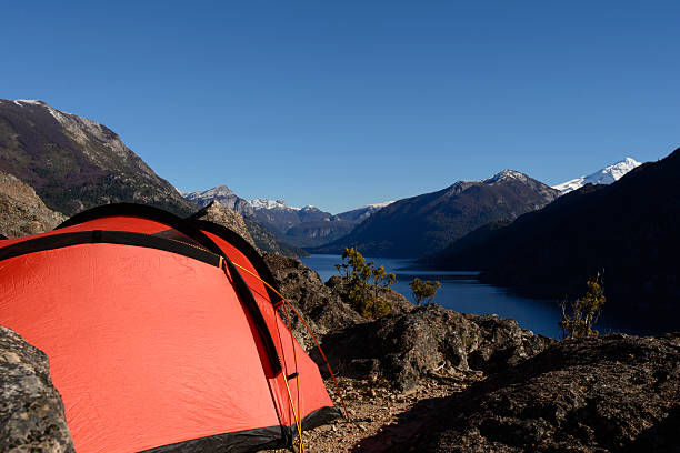 campground obok lake - bariloche chile lake nahuel huapi lake zdjęcia i obrazy z banku zdjęć