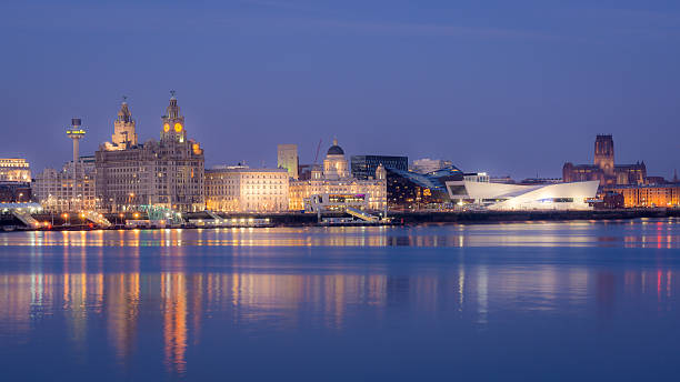 skyline di liverpool - river mersey foto e immagini stock