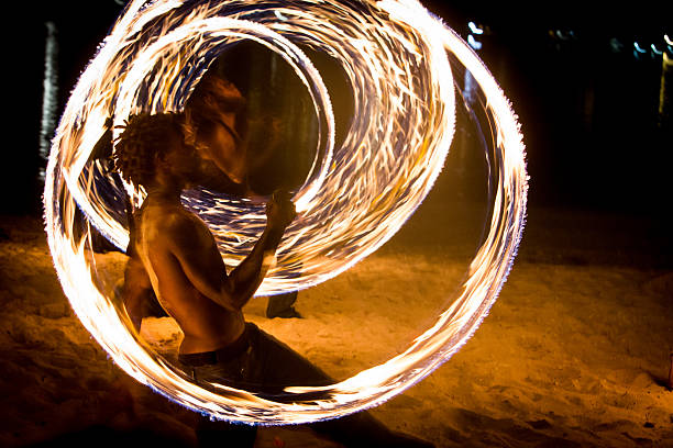 artiste du feu - fire dancer photos et images de collection