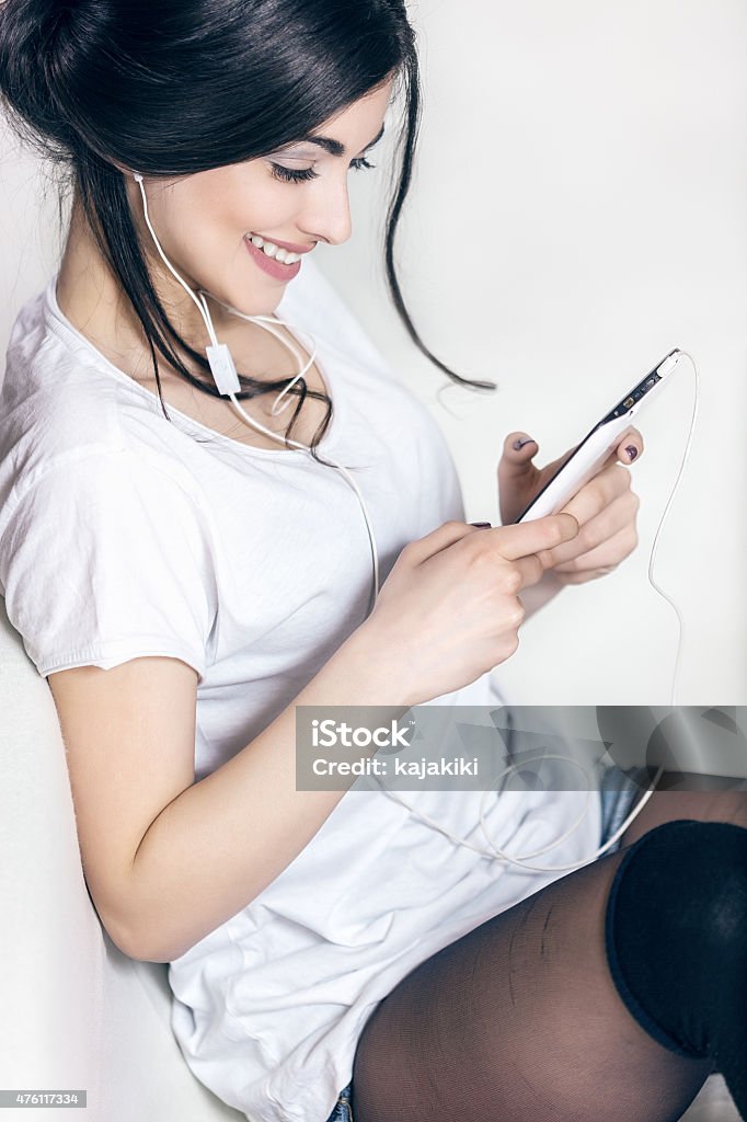 Sonriente mujer joven con tableta Digital CNEULEI452 - Foto de stock de 20 a 29 años libre de derechos