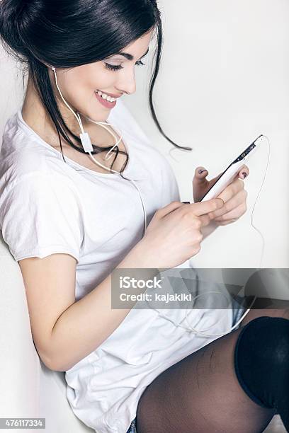 Sonriente Mujer Joven Con Tableta Digital Cneulei452 Foto de stock y más banco de imágenes de 20 a 29 años