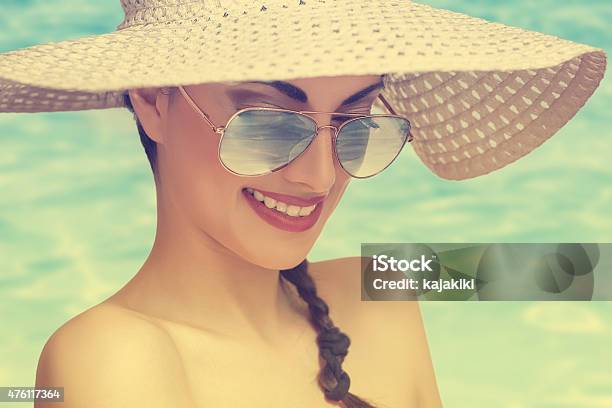 Hermosa Mujer Joven En La Playa Foto de stock y más banco de imágenes de 20 a 29 años - 20 a 29 años, 2015, Adulto