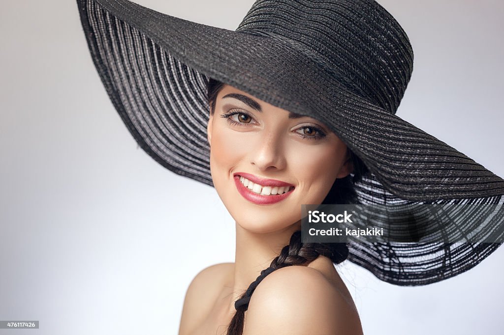 Retrato de una joven hermosa mujer usando sombrero - Foto de stock de 20 a 29 años libre de derechos