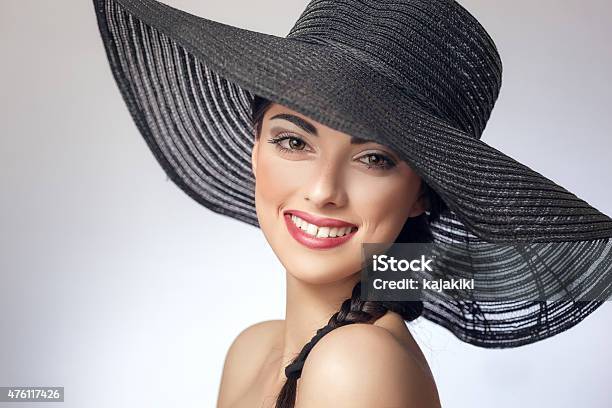Retrato De Una Joven Hermosa Mujer Usando Sombrero Foto de stock y más banco de imágenes de 20 a 29 años - 20 a 29 años, 2015, A la moda