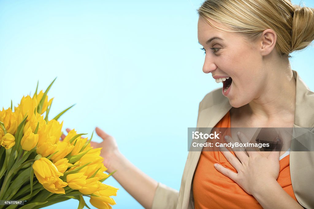 Mulher surpresa receber bouquet de amarelo Túlipas - Royalty-free Flor Foto de stock