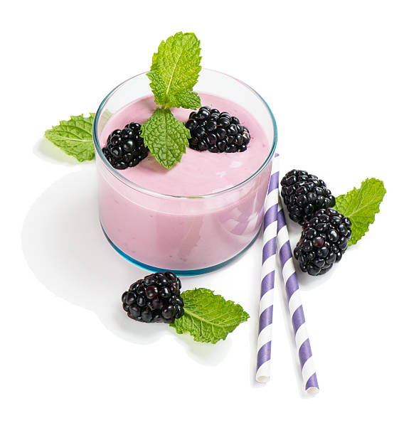 verre smoothie de blackberry - milk shake smoothie blackberry isolated photos et images de collection