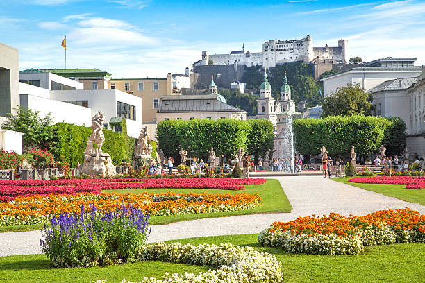 historische stadt salzburg mit berühmten mirabell gardens, österreich - salzburg stock-fotos und bilder