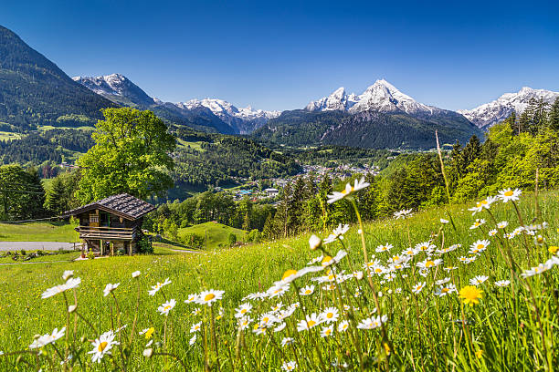 idyllische landschaft der alpen mit traditionellen mountain lodge - berchtesgaden stock-fotos und bilder