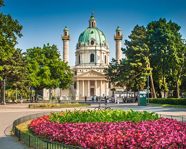 wiener chiesa di san carlo a karlsplatz a vienna, austria - karlsplatz foto e immagini stock