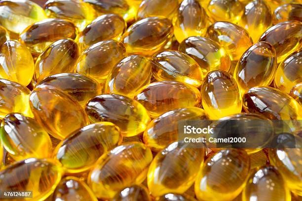 Kilka Żółte Tabletki - zdjęcia stockowe i więcej obrazów Antybiotyk - Antybiotyk, Bez ludzi, Ból