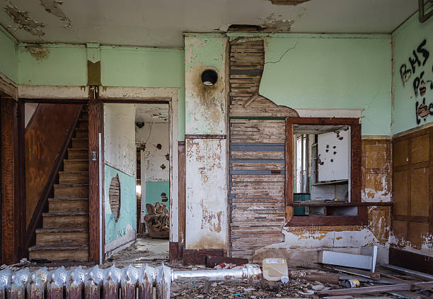 vecchio danneggiato interno camera di casa con graffiti sul muro - burnt furniture chair old foto e immagini stock