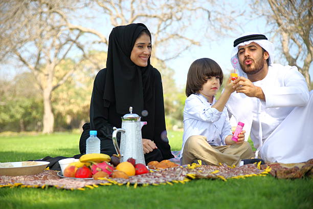 arab famille sur un pique-nique en plein air - bubble wand outdoors little boys mother photos et images de collection