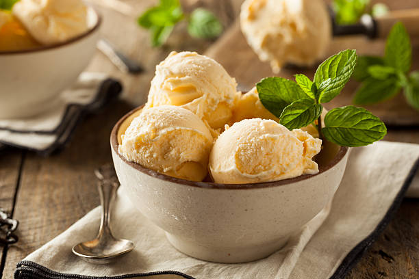 домашние органических ванильное мороженое - sphere dessert seasoning food стоковые фото и изображения