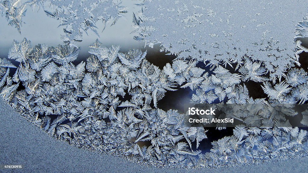 frost contra escarcha en la ventana de invierno. - Foto de stock de Abstracto libre de derechos