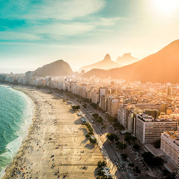 空から見たコパカバーナビーチ、リオデジャネイロ州 - rio de janeiro corcovado copacabana beach brazil ストックフォトと画像