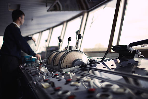 diretor de navegação de barco no rio. - helm nautical vessel sailing ship sailing - fotografias e filmes do acervo