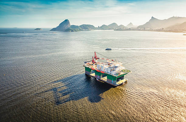 масло буровая установка на панораму рио-де-жанейро, бразилия - oil rig brazil oil industry petroleum стоковые фото и изображения
