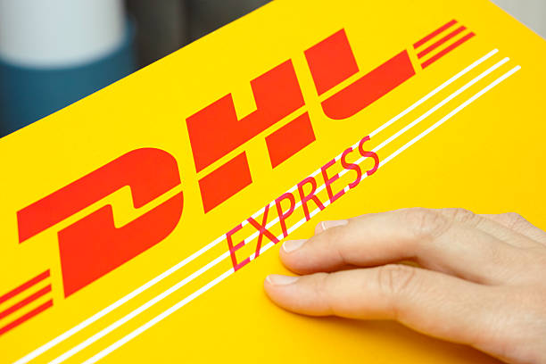 dhl エクスプレスパッケージ - brand name yellow red business ストックフォトと画像