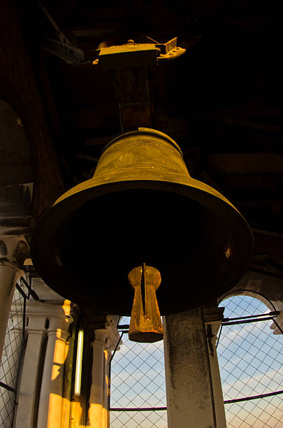 bell bei sonnenuntergang, campanila bell tower, der piazza san marco und venedig - church bell tower temple catholicism stock-fotos und bilder