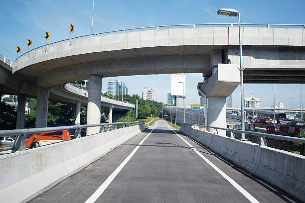 colossal concreto viaduto estrada de acesso e saída. - concrete curve highway symbol - fotografias e filmes do acervo