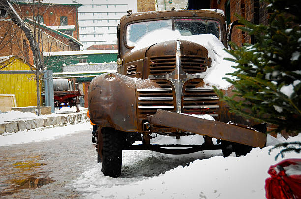 istock old truck snow 476147167
