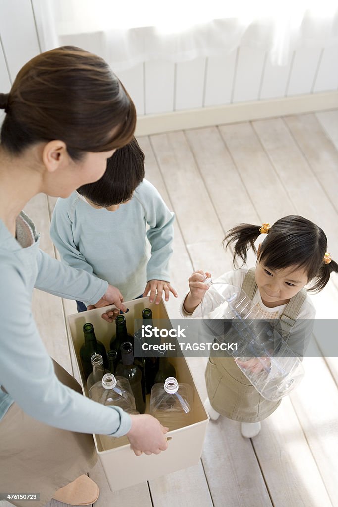 Bruder und Schwester trennen Plastikflaschen - Lizenzfrei Kind Stock-Foto