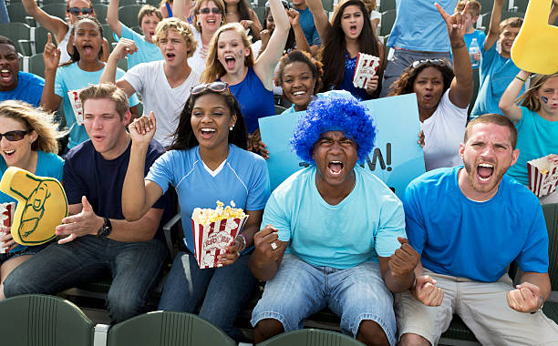 fãs no evento esportivo - american football football food snack - fotografias e filmes do acervo